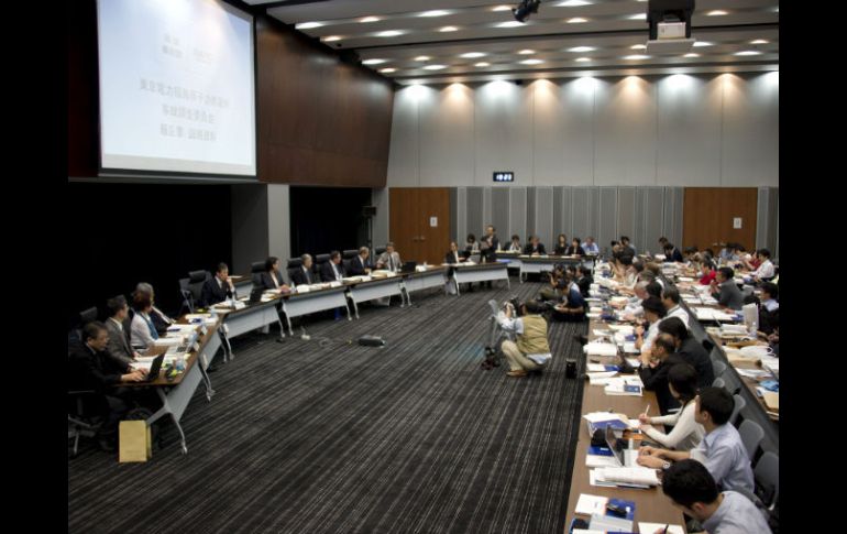 Los miembros de una comisión investigadora del accidente en la central nuclear de Fukushima, durante la presentación de un informe. EFE  /