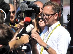 Jonathan Vaughters lee un comunicado antes del inicio de la quinta etapa del Tour de Francia. EFE  /