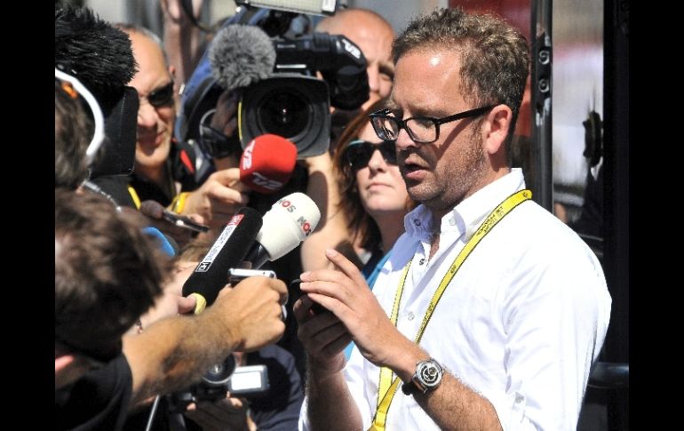 Jonathan Vaughters lee un comunicado antes del inicio de la quinta etapa del Tour de Francia. EFE  /