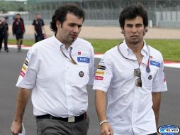 Sergio Pérez (d), fotografiado junto a uno de los miembros de su equipo en el circuito de Silverstone. EFE  /