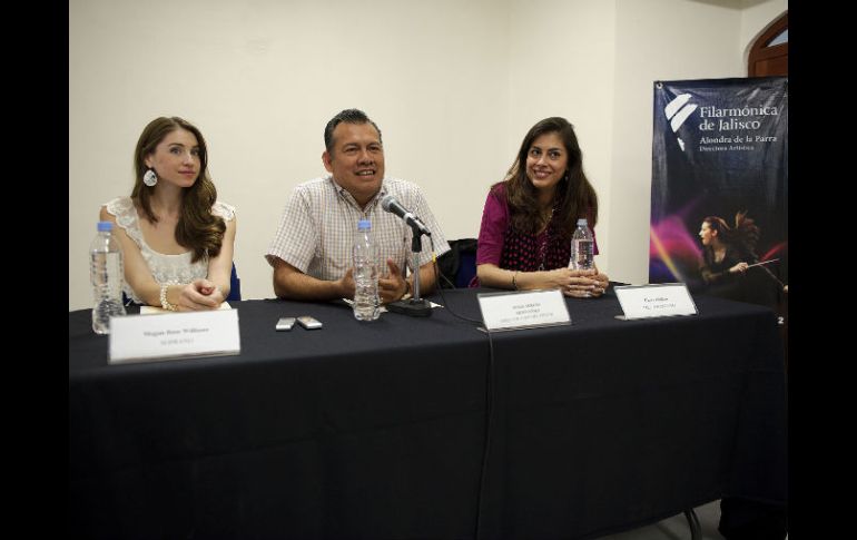 Megan Rose Williams, Sergio Hernández y Carla Dirlikov (de izq a der), en conferencia de prensa.  /