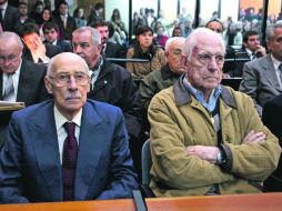 En la imagen, los ex dictadores Jorge Rafael Videla, de 86 años, y Reynaldo Bignone, de 84, escuchan el veredicto en Buenos Aires. AP  /