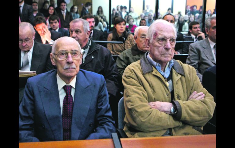 En la imagen, los ex dictadores Jorge Rafael Videla, de 86 años, y Reynaldo Bignone, de 84, escuchan el veredicto en Buenos Aires. AP  /