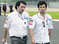 RECONOCIENDO. Sergio Pérez y un integrante del equipo Sauber caminan por el trazado de Silverstone. EFE  /