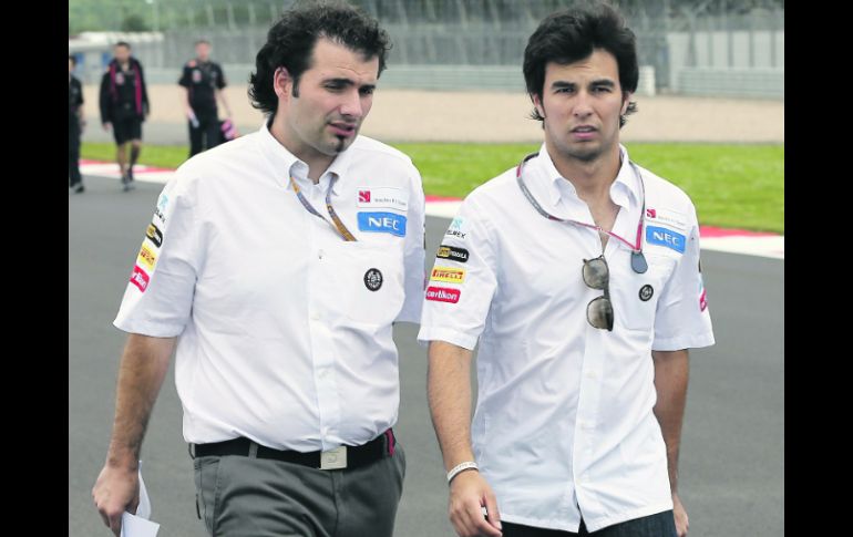 RECONOCIENDO. Sergio Pérez y un integrante del equipo Sauber caminan por el trazado de Silverstone. EFE  /