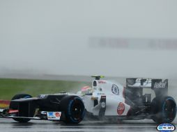 En una jornada de intensa lluvia, 'Checo' hizo un tiempo de 1:57.664. AFP  /