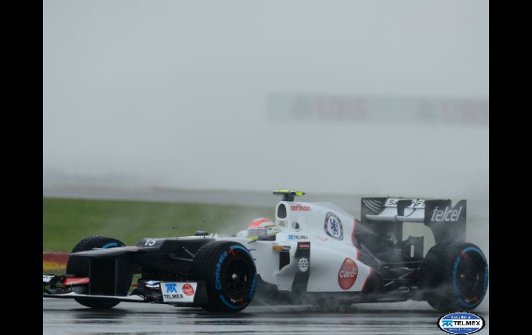 En una jornada de intensa lluvia, 'Checo' hizo un tiempo de 1:57.664. AFP  /