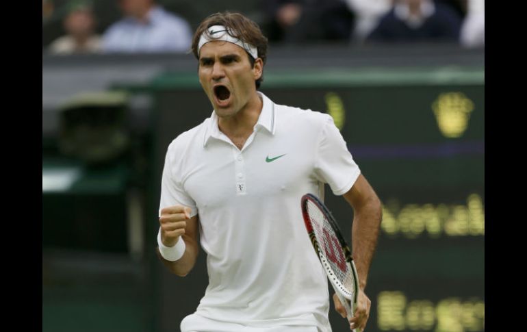 Roger Federer celebra tras derrotar a Djokovic, en la semifinal del Wimbledon. REUTERS  /