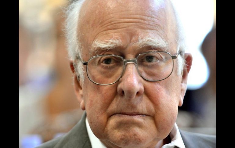 Peter Higgs, medio siglo después de formular su teoría, al fin la ve comprobada. EFE  /