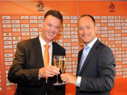 Van Gaal (izq) festeja su nombramiento con el jefe de la Federación Holandesa, Bert van Oostveen (der). REUTERS  /