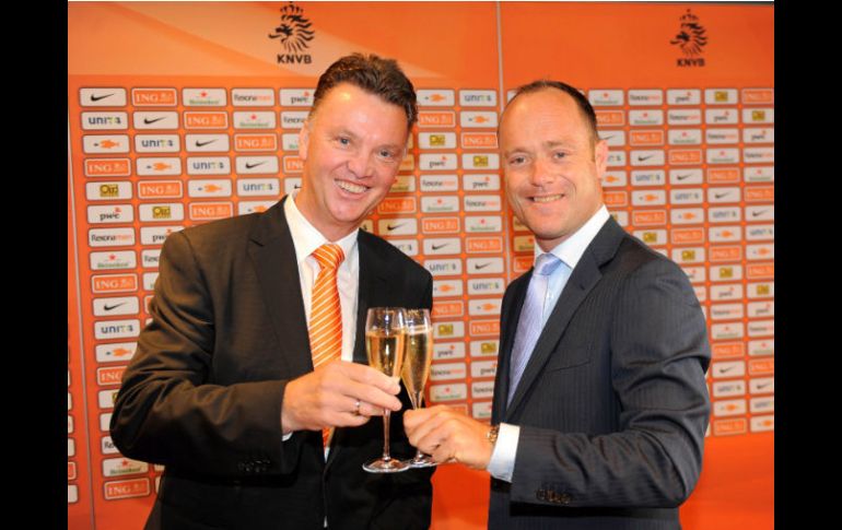 Van Gaal (izq) festeja su nombramiento con el jefe de la Federación Holandesa, Bert van Oostveen (der). REUTERS  /