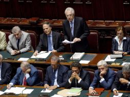 El primer ministro italiano, Mario Monti (de pie), interviene ante el parlamento en Roma, Italia. EFE  /