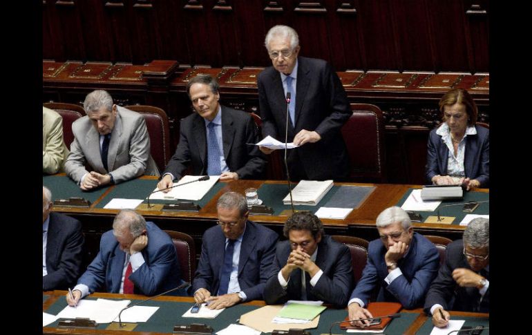 El primer ministro italiano, Mario Monti (de pie), interviene ante el parlamento en Roma, Italia. EFE  /