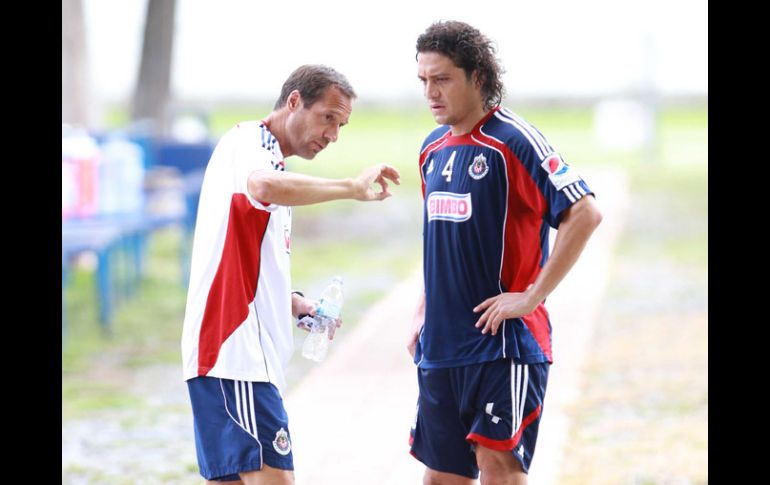 Héctor Reynoso charla con el entrenador del equipo, John Van't Ship.  /