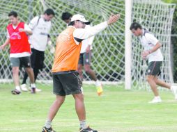 Juan Carlos Chávez da indicaciones a sus pupilos de cara al partido de esta noche en el Estadio Jalisco. MEXSPORT  /