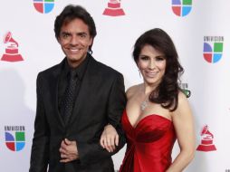 La cantante Alessandra Rosaldo y el comediante Eugenio Derbez. AP  /