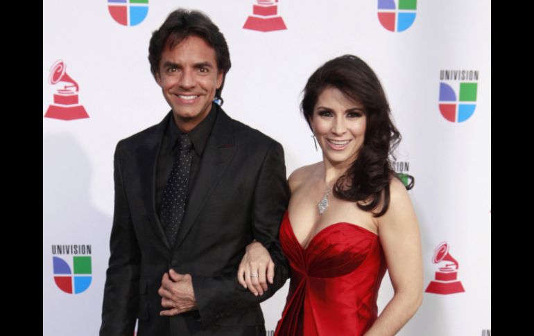 La cantante Alessandra Rosaldo y el comediante Eugenio Derbez. AP  /