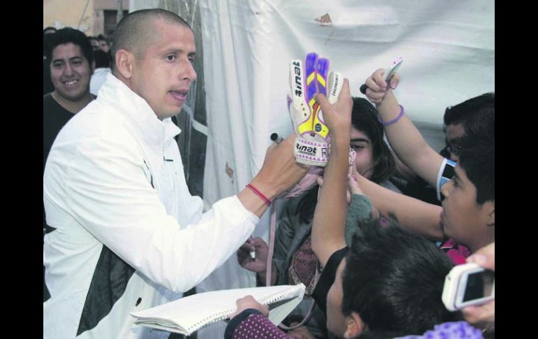 “Bofo” reparte autógrafos durante la presentación del equipo; hizo toda la pretemporada pero al final le dijeron que no. MEXSPORT  /