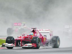 El español Fernando Alonso supo conducir su Ferrari en la pista mejor que cualquier piloto en la clasificación en Silverstone. AP  /