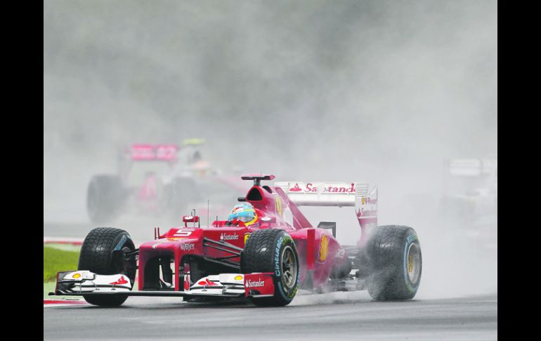 El español Fernando Alonso supo conducir su Ferrari en la pista mejor que cualquier piloto en la clasificación en Silverstone. AP  /