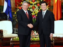 Raúl Castro (i) y Truong Tan Sang (d), presidente de Vietnam, se dan la mano en el Palacio Presidencial de la nación asiática. AFP  /