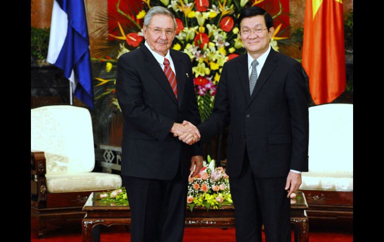 Raúl Castro (i) y Truong Tan Sang (d), presidente de Vietnam, se dan la mano en el Palacio Presidencial de la nación asiática. AFP  /