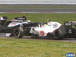 El piloto venezolano Pastor Maldonado (i), de Williams, al momento del choque con Sergio Pérez (d), de Sauber. EFE  /