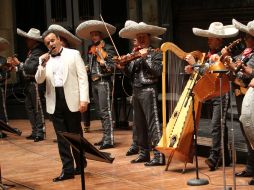 El tenor Fernando de la Mora acompañado de la Orquesta Sinfónica de Bellas Artes participa en el homenaje a Antonio Aguilar. NTX  /