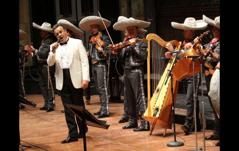 El tenor Fernando de la Mora acompañado de la Orquesta Sinfónica de Bellas Artes participa en el homenaje a Antonio Aguilar. NTX  /