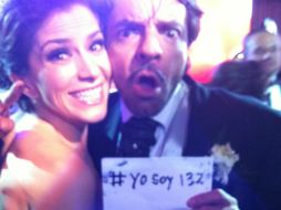 Derbez subió a su cuenta de Twitter esta imagen donde presume como otras luminarias ser #YoSoy132. @EugenioDerbez  /