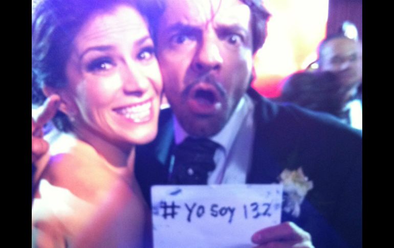 Derbez subió a su cuenta de Twitter esta imagen donde presume como otras luminarias ser #YoSoy132. @EugenioDerbez  /