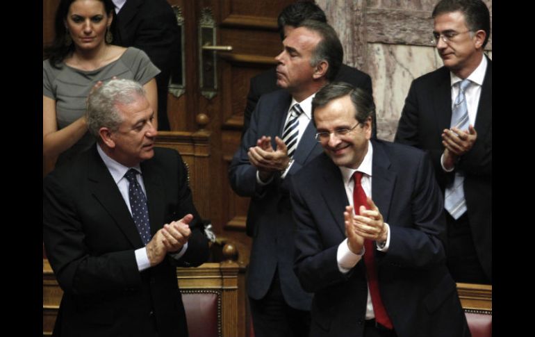 El primer ministro griego, Antonis Samarás (D), aplaude hoy, domingo 8 de julio de 2012, en el Parlamento, en Atenas (Grecia). EFE  /