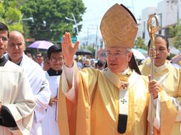 El cardenal Francisco Robles (d) visitó Chapala y celebró la misa de la procesión de la Virgen de Zapopan  /