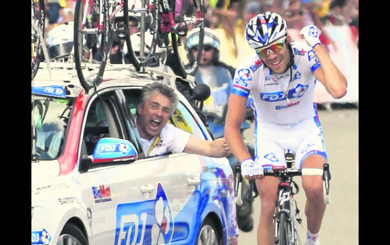 Thibau Pinot pedalea en los últimos metros, apoyado por su director Marc Madiot (en el auto). REUTERS  /