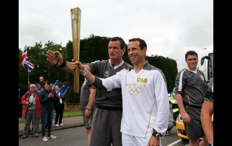 Imagen del futbolista durante el recorrido que realizó con la llama olímpica. @OlimpicosJuegos.ESPECIAL  /