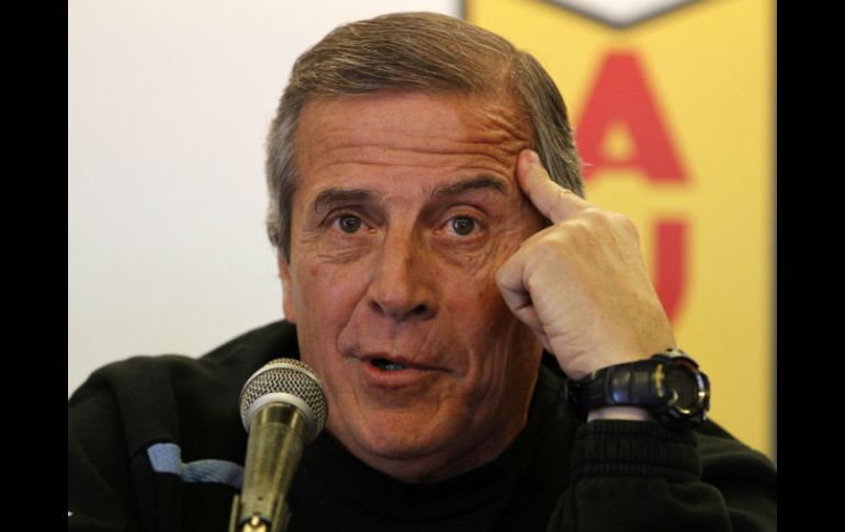 El director técnico de Uruguay, Oscar Tabárez, en rueda de prensa, donde dio a conocer a los jugadores que irán a Londres 2012. REUTERS  /