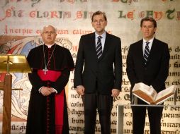 Mariano Rajoy, Alberto Núñez Feijóo y el arzobispo de Santiago, Julián Barrio durante la entrega del Códice Calixtino. EFE  /