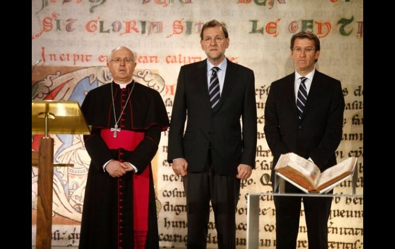 Mariano Rajoy, Alberto Núñez Feijóo y el arzobispo de Santiago, Julián Barrio durante la entrega del Códice Calixtino. EFE  /