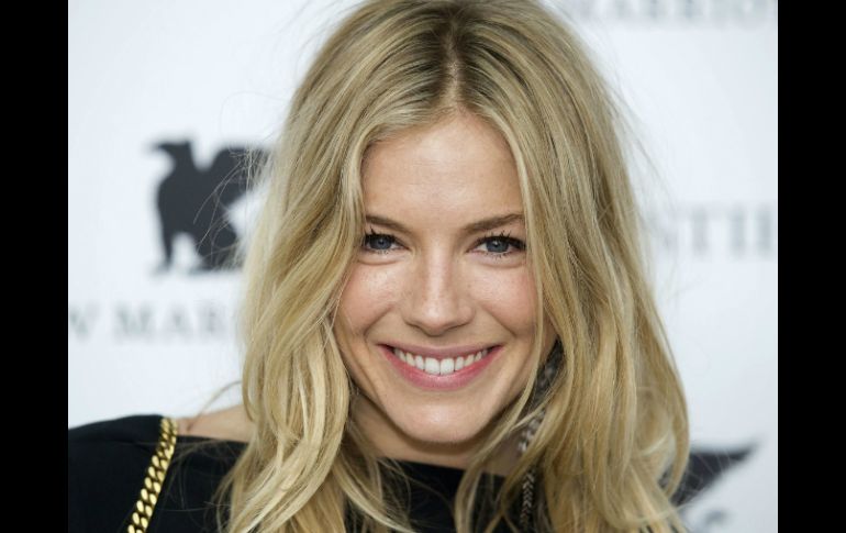 Sienna Miller y Tom Sturridge se comprometieron a mediados de febrero. ARCHIVO  /