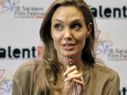 Angelina Jolie fue captada durante el Festival de Cine de Sarajevo con su anillo de compromiso. REUTERS  /