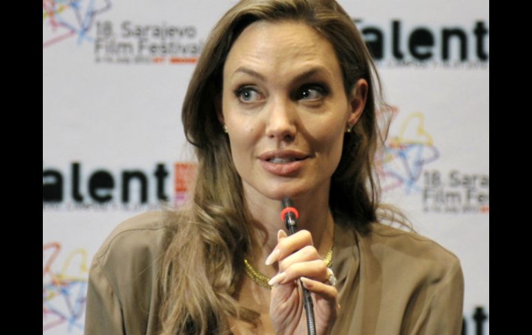 Angelina Jolie fue captada durante el Festival de Cine de Sarajevo con su anillo de compromiso. REUTERS  /