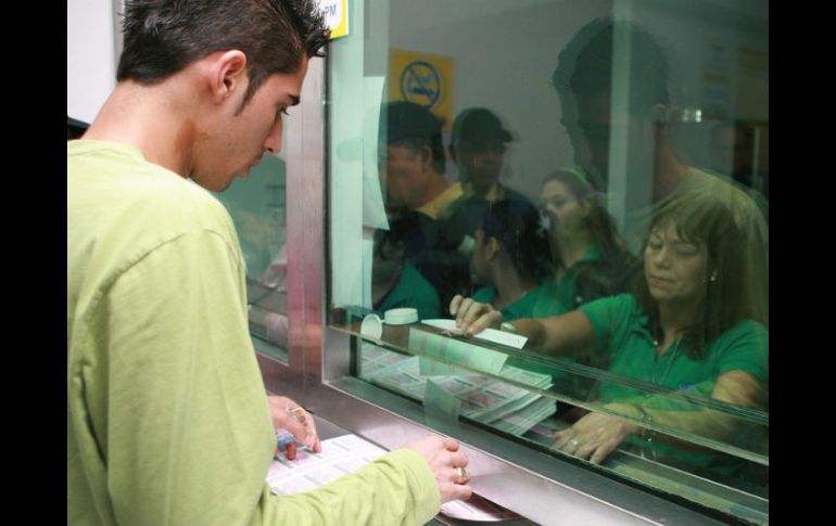 El líder de la FEU dijo que quieren que se respete el uso de la credencial de los alumnos de la UdeG. ARCHIVO  /