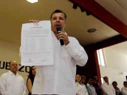 Alfredo Barba Mariscal recibe su constancia de mayoría como alcalde electo de San Pedro Tlaquepaque.  /