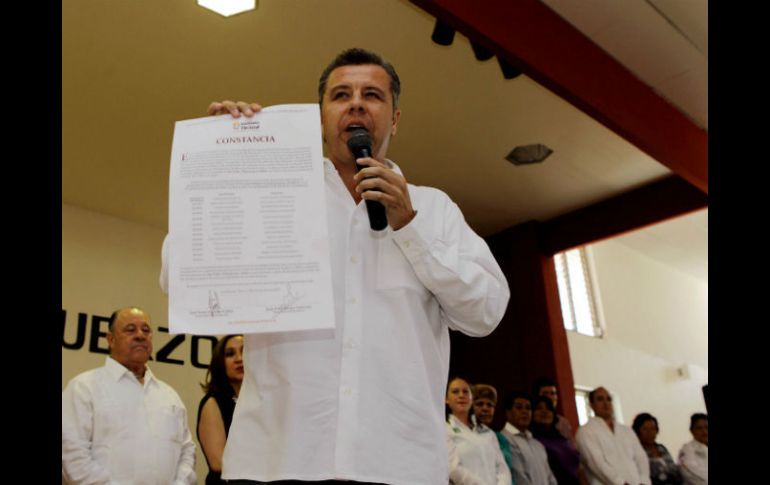 Alfredo Barba Mariscal recibe su constancia de mayoría como alcalde electo de San Pedro Tlaquepaque.  /