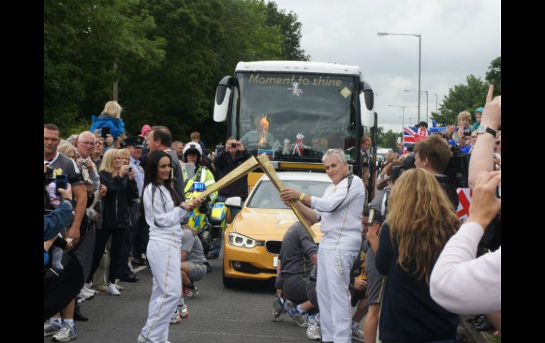 De la Reguera, encendió la antorcha olímpica en Aylesbury a Stoke Mandeville, donde se realizarán los Paralímpicos. NTX  /