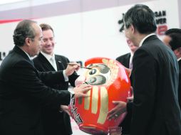 Calderón participa en el “Daruma” -pintar el primer ojo de una figura- en la construcción de nueva planta de Nissan. EL UNIVERSAL  /