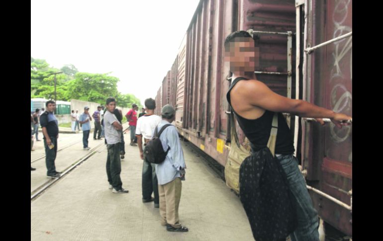 MIGRANTES. Se cansaron de esperar el tren. EL UNIVERSAL  /