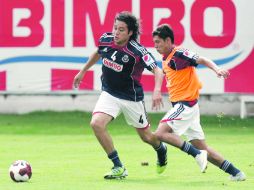 Tras operarse del pie izquierdo, Reynoso (i) entrena para ser tomado en cuenta para el debut del Rebaño. MEXSPORT  /