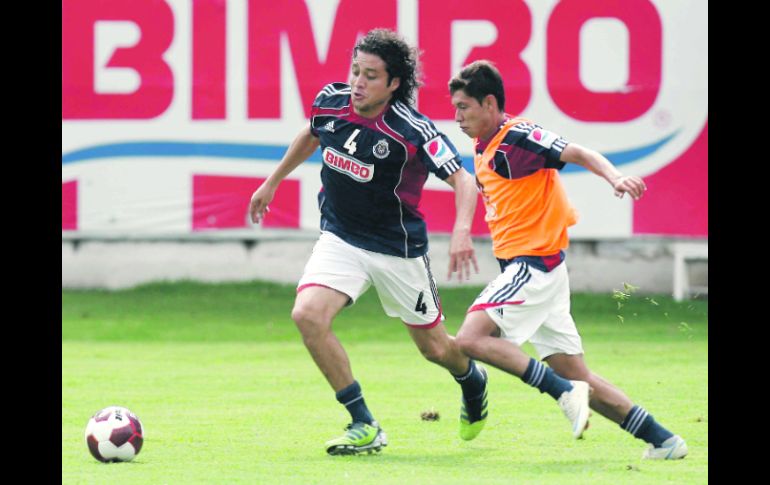 Tras operarse del pie izquierdo, Reynoso (i) entrena para ser tomado en cuenta para el debut del Rebaño. MEXSPORT  /