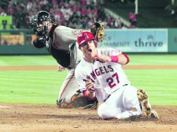 Sin complejos. Mike Trout, de los Angelinos, se barre en home durante un partido ante los Orioles de Baltimore. AFP  /